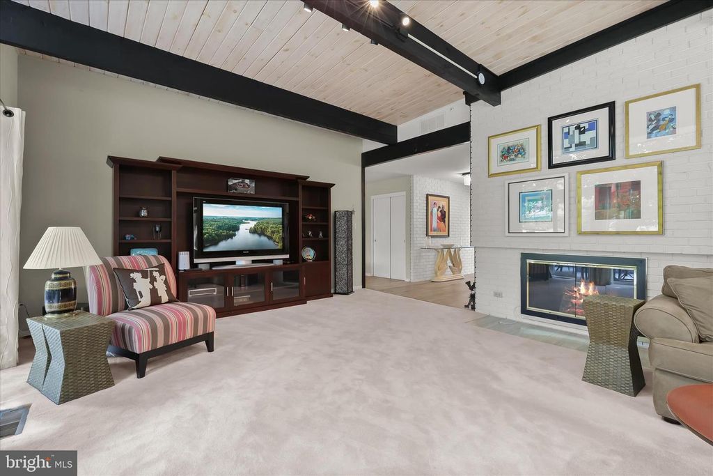 Image 11 of property listing at 5 STONE HOLLOW CT, Baltimore, MD 21208