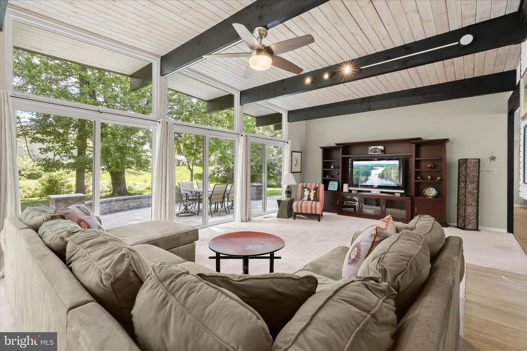 Image 13 of property listing at 5 STONE HOLLOW CT, Baltimore, MD 21208