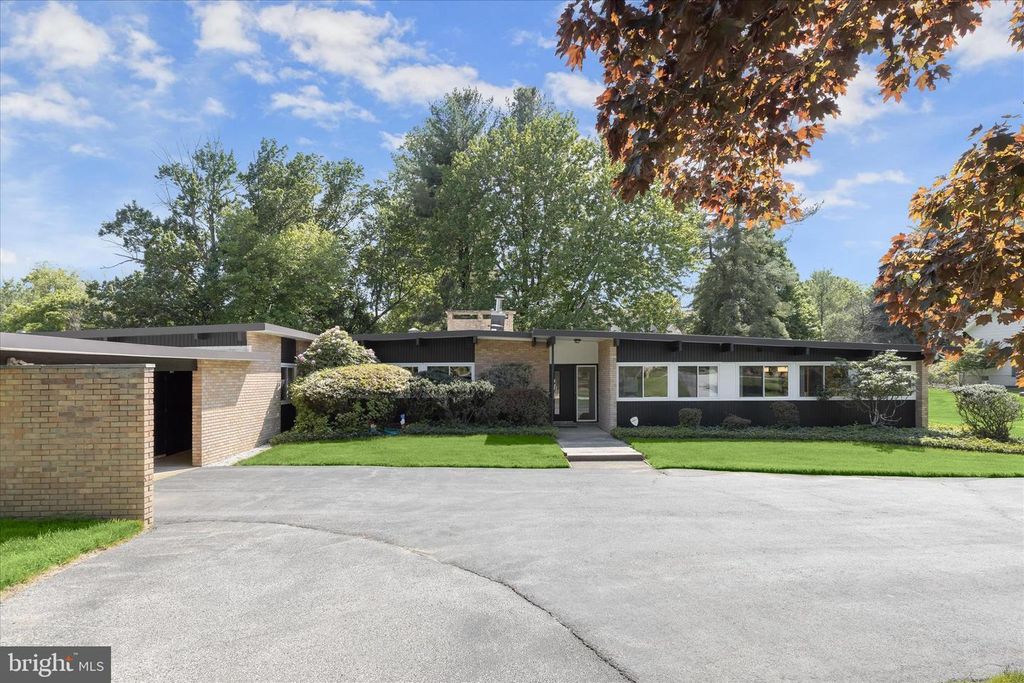 Image 3 of property listing at 5 STONE HOLLOW CT, Baltimore, MD 21208