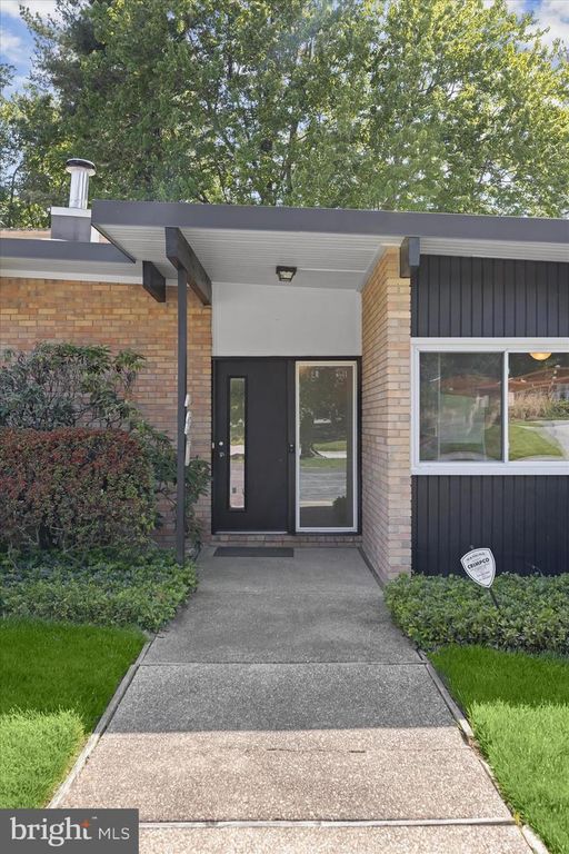 Image 4 of property listing at 5 STONE HOLLOW CT, Baltimore, MD 21208