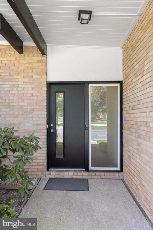 Image 5 of property listing at 5 STONE HOLLOW CT, Baltimore, MD 21208