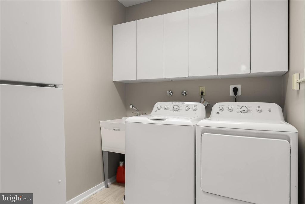 Image 59 of property listing at 5 STONE HOLLOW CT, Baltimore, MD 21208