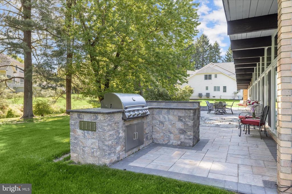 Image 68 of property listing at 5 STONE HOLLOW CT, Baltimore, MD 21208
