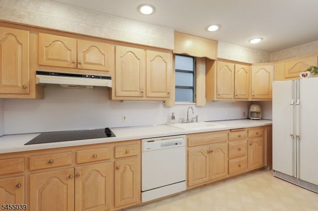 911 W Henry St, Linden City, NJ 07036