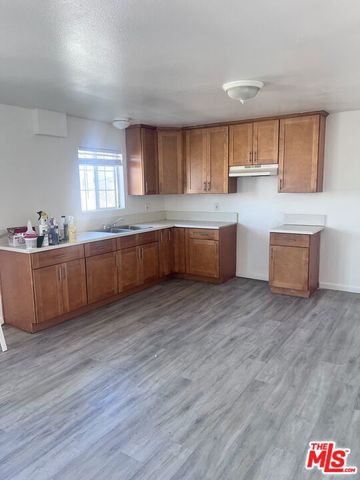 10516 S Broadway, Los Angeles, CA 90003