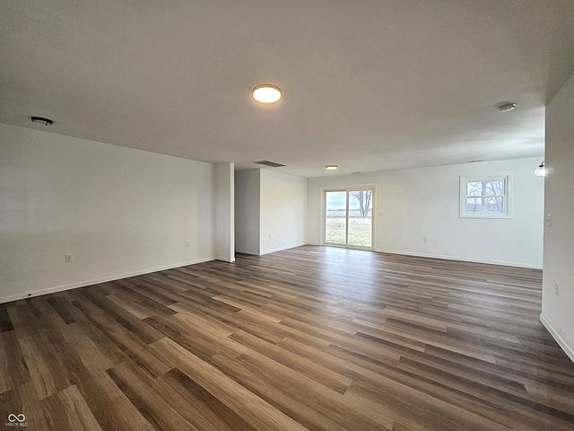 11 S 1050 W, Jamestown, IN 46147