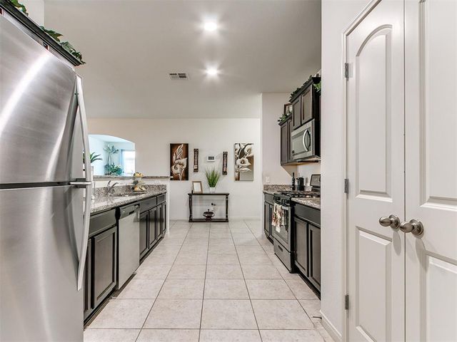 3208 Brookstone Lakes Drive, Yukon, OK 73099