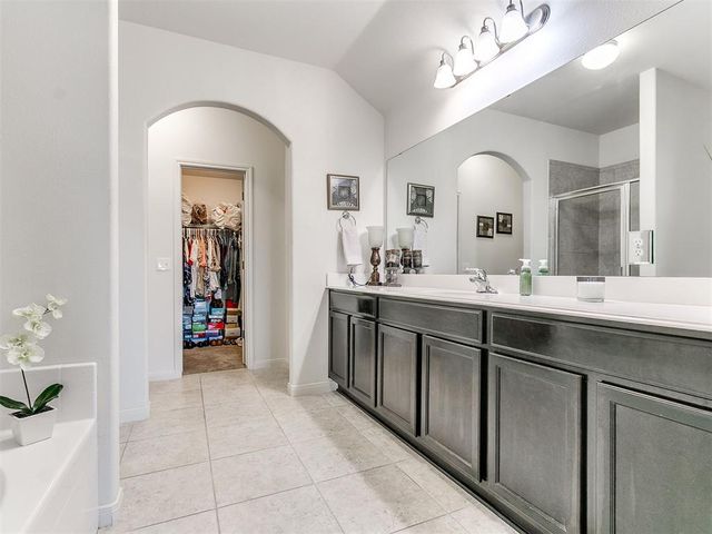 3208 Brookstone Lakes Drive, Yukon, OK 73099