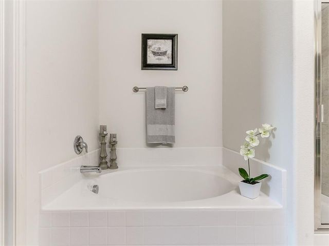 3208 Brookstone Lakes Drive, Yukon, OK 73099