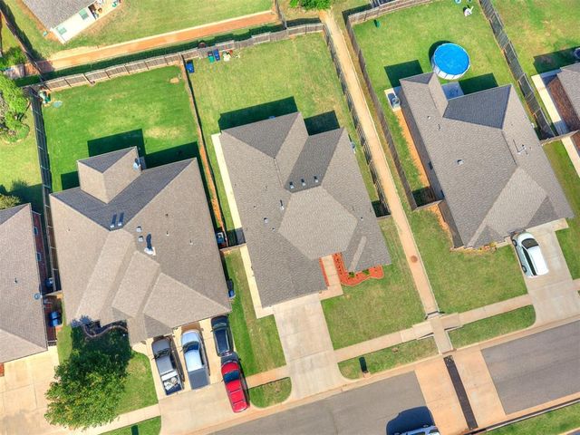3208 Brookstone Lakes Drive, Yukon, OK 73099