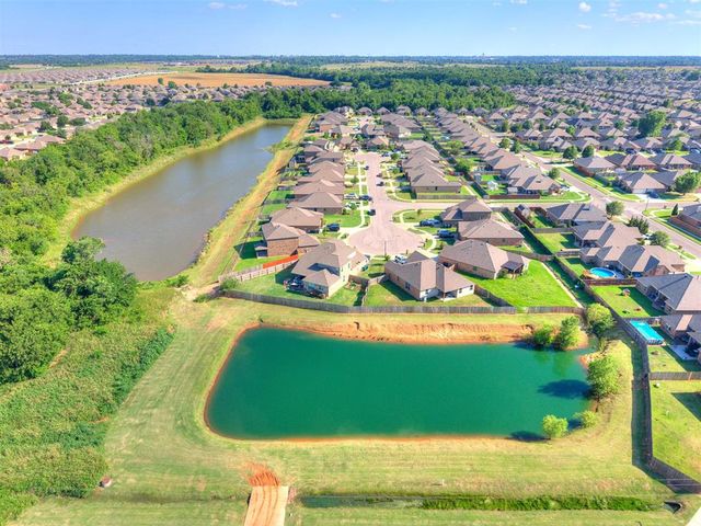 3208 Brookstone Lakes Drive, Yukon, OK 73099