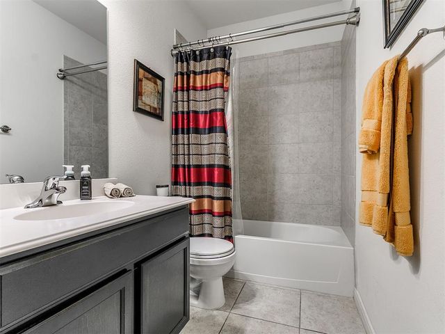 3208 Brookstone Lakes Drive, Yukon, OK 73099