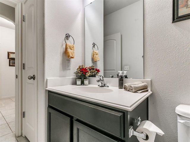 3208 Brookstone Lakes Drive, Yukon, OK 73099