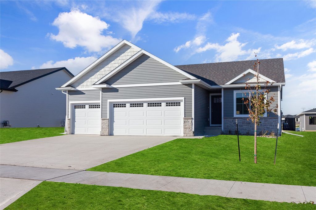 575 NW Compass Avenue, Waukee, IA 50263