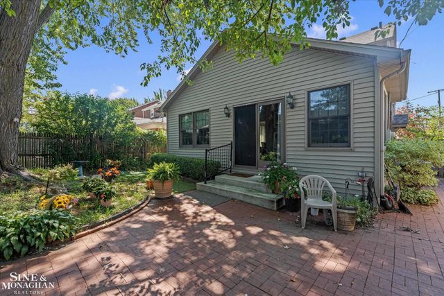 1930 Lochmoor Boulevard, Grosse Pointe Woods, MI 48236