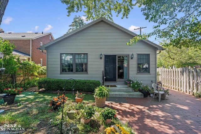 1930 Lochmoor Boulevard, Grosse Pointe Woods, MI 48236