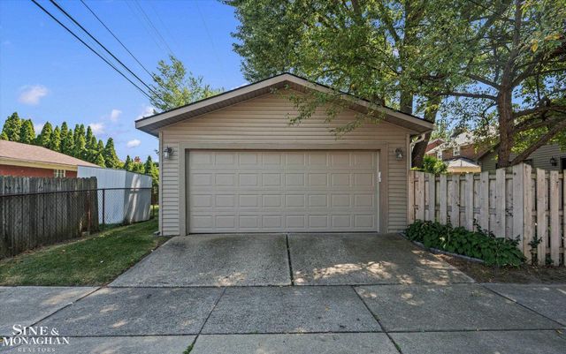 1930 Lochmoor Boulevard, Grosse Pointe Woods, MI 48236