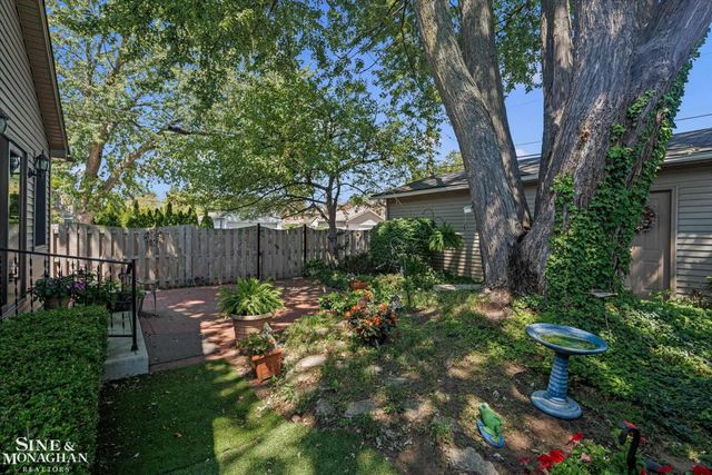 1930 Lochmoor Boulevard, Grosse Pointe Woods, MI 48236