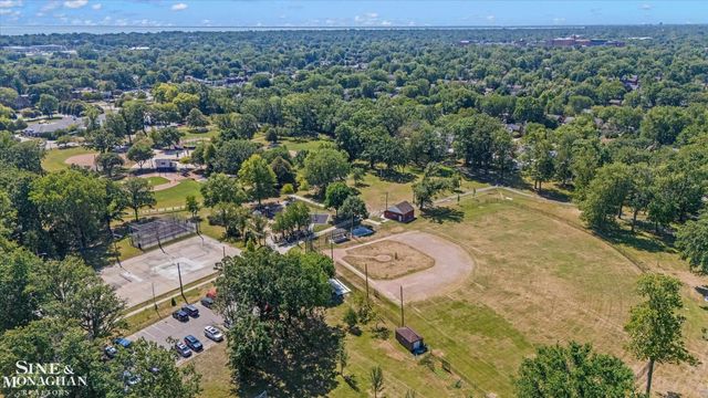 1930 Lochmoor Boulevard, Grosse Pointe Woods, MI 48236