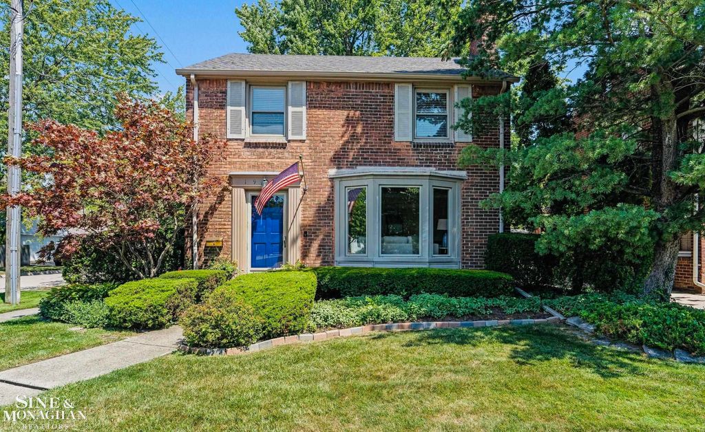 1930 Lochmoor Boulevard, Grosse Pointe Woods, MI 48236
