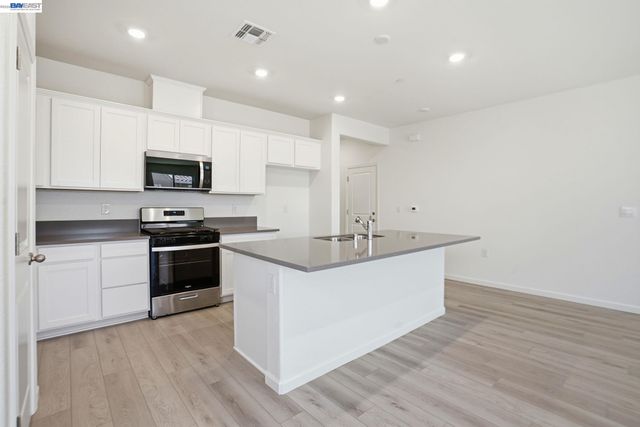16047 Pirates Cove Ln, Lathrop, CA 95330