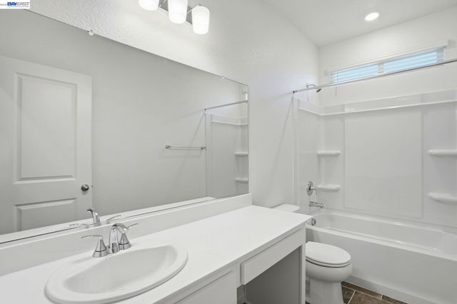 16047 Pirates Cove Ln, Lathrop, CA 95330