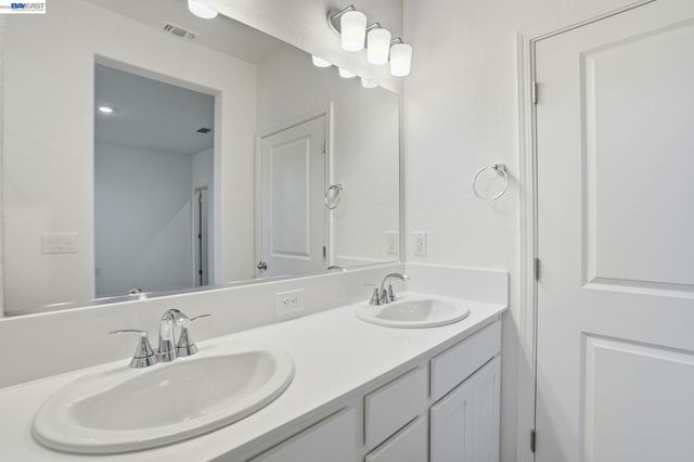 16047 Pirates Cove Ln, Lathrop, CA 95330