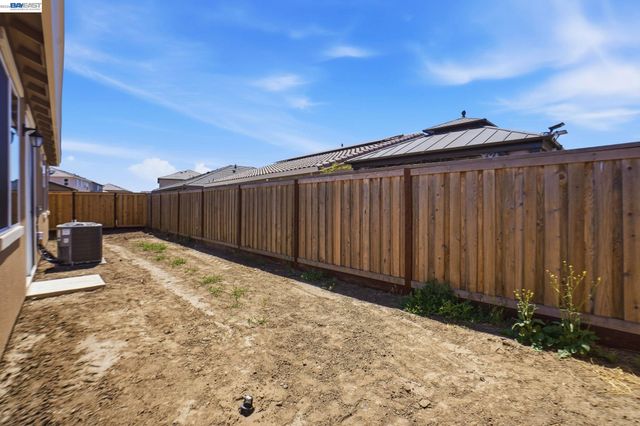 16047 Pirates Cove Ln, Lathrop, CA 95330