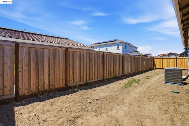 16047 Pirates Cove Ln, Lathrop, CA 95330