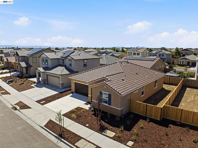 16047 Pirates Cove Ln, Lathrop, CA 95330