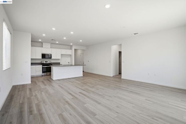 16047 Pirates Cove Ln, Lathrop, CA 95330
