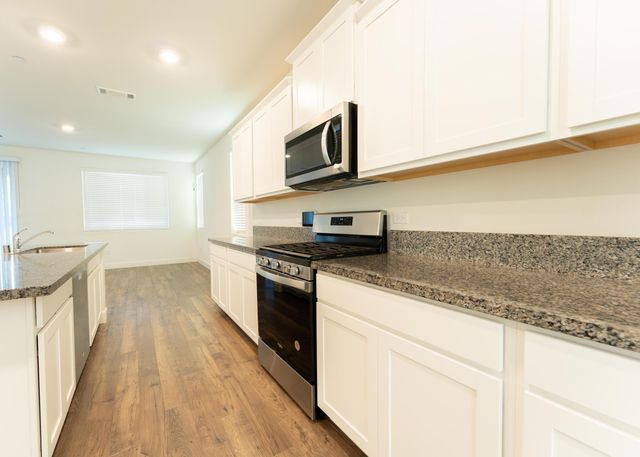 2242 S Manzanita Court, Visalia, CA 93292