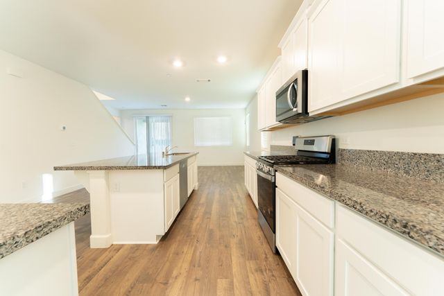 2242 S Manzanita Court, Visalia, CA 93292