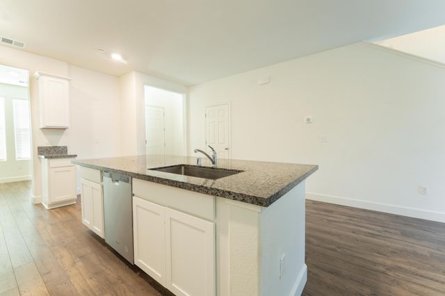 2242 S Manzanita Court, Visalia, CA 93292