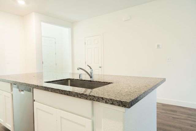 2242 S Manzanita Court, Visalia, CA 93292