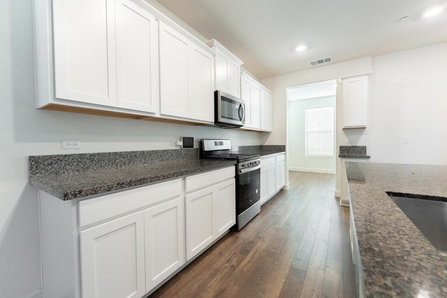 2242 S Manzanita Court, Visalia, CA 93292