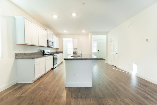 2242 S Manzanita Court, Visalia, CA 93292