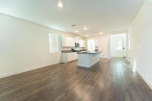 2242 S Manzanita Court, Visalia, CA 93292