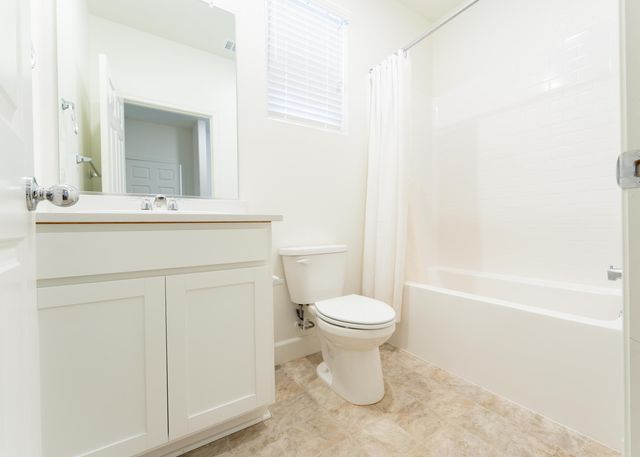 2242 S Manzanita Court, Visalia, CA 93292