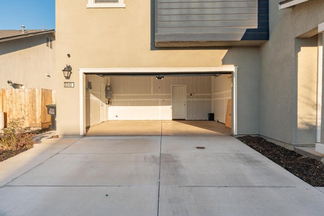 2242 S Manzanita Court, Visalia, CA 93292