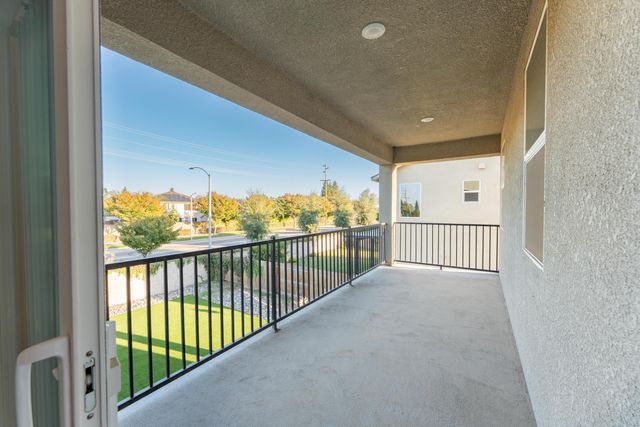 2242 S Manzanita Court, Visalia, CA 93292