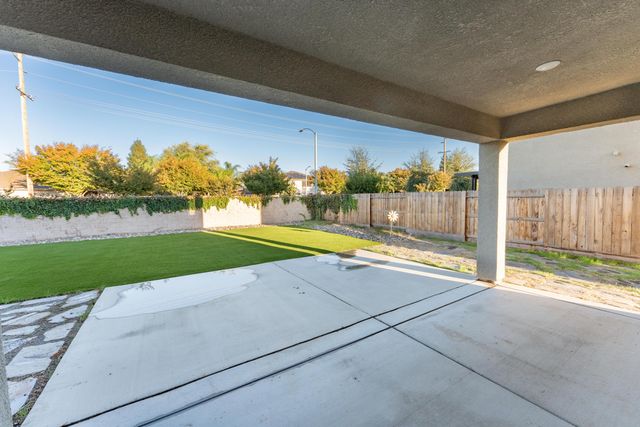 2242 S Manzanita Court, Visalia, CA 93292