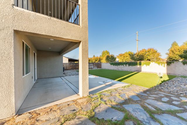 2242 S Manzanita Court, Visalia, CA 93292