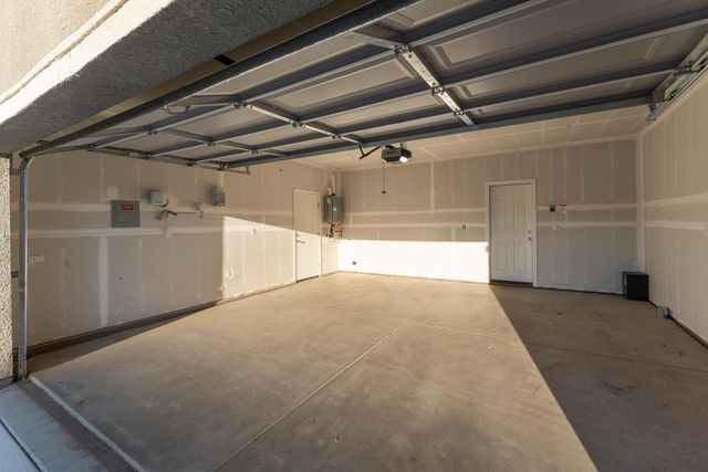 2242 S Manzanita Court, Visalia, CA 93292