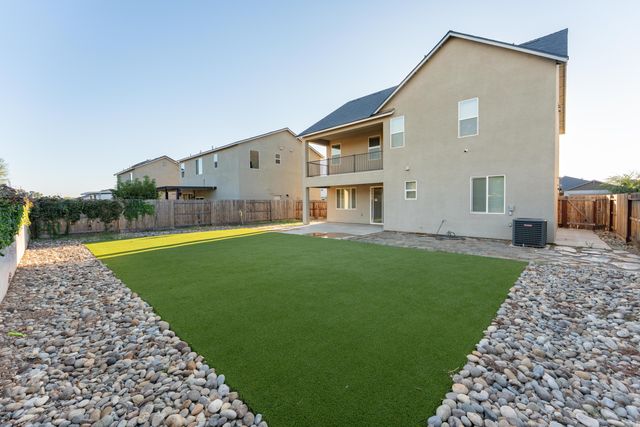 2242 S Manzanita Court, Visalia, CA 93292