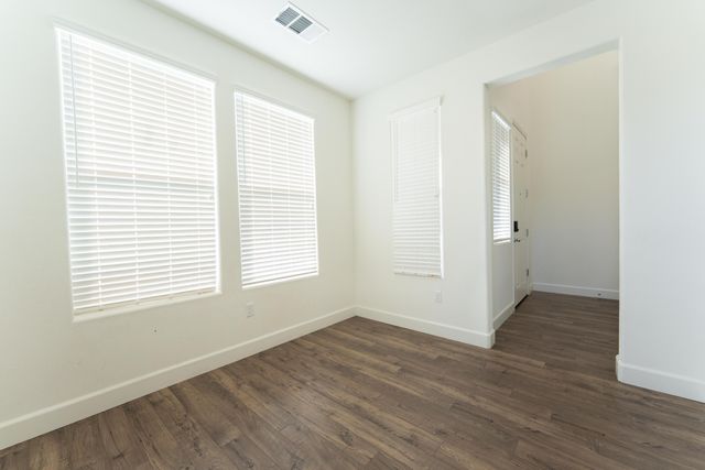 2242 S Manzanita Court, Visalia, CA 93292