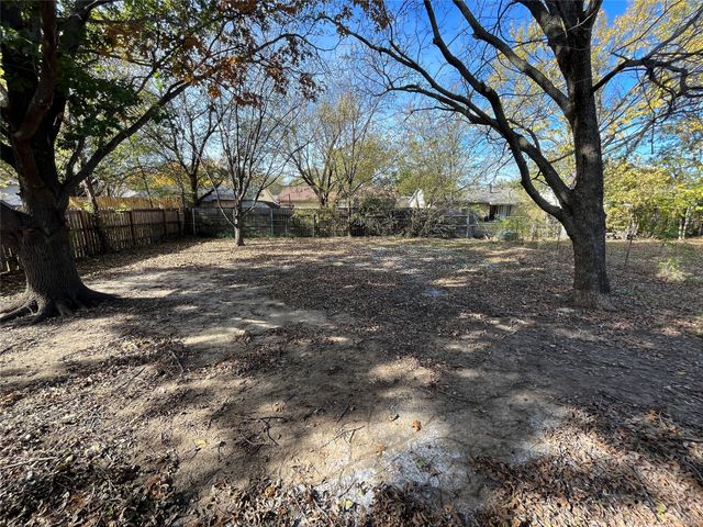 2133 Quail Hollow Drive, Grand Prairie, TX 75051