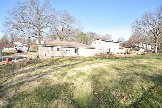 16824 E 31st Street S, Independence, MO 64055
