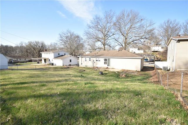 16824 E 31st Street S, Independence, MO 64055
