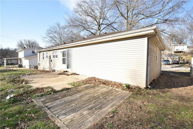 16824 E 31st Street S, Independence, MO 64055